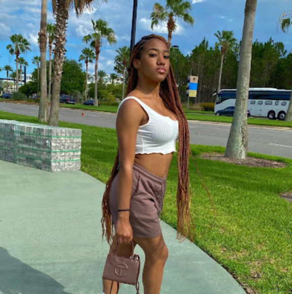 Meet your Posher, Britney - Picture 1 of 1